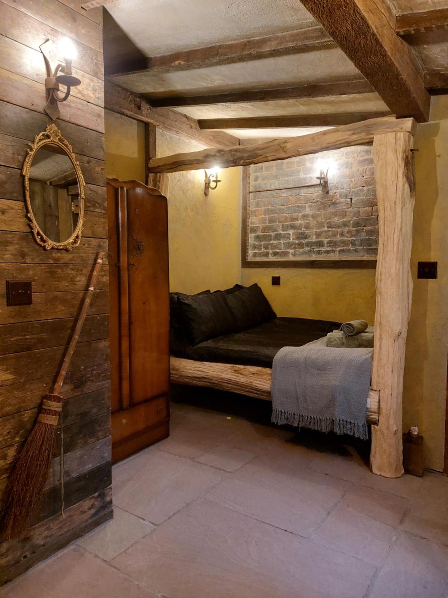 A Little Bit Of Magic - Witchcraft Hotel York Exterior foto